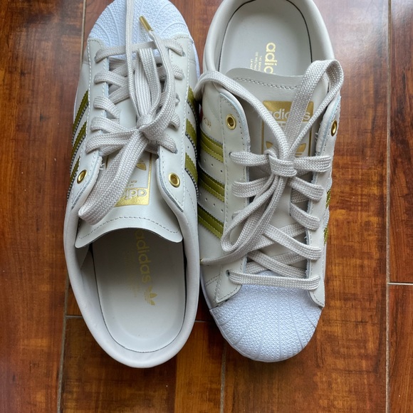 NWOT Adidas White and Gold Backless/Clog/Croc Style Sneakers Size 7 - Picture 3 of 6